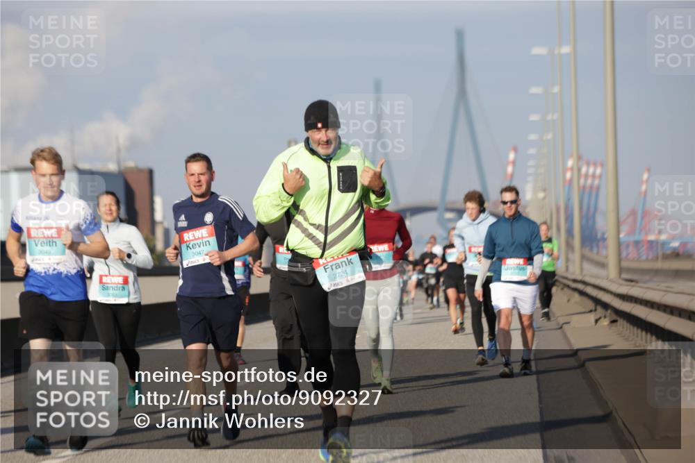 03.10.2025 - Köhlbrandbrückenlauf Jannik Wohlers http://msf.ph/oto/9092327 03.10.2025 09:59:54 Position 3 3049, 3047, 2724 meine-sportfotos.de