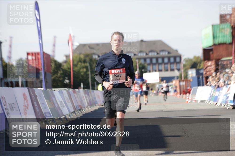 03.10.2025 - Köhlbrandbrückenlauf Jannik Wohlers http://msf.ph/oto/9092328 03.10.2025 12:54:16 Ziel 4598 meine-sportfotos.de