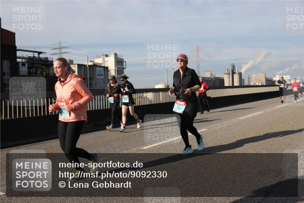 03.10.2025 - Köhlbrandbrückenlauf Lena Gebhardt http://msf.ph/oto/9092330 03.10.2025 10:08:17 Position 2 3784 meine-sportfotos.de