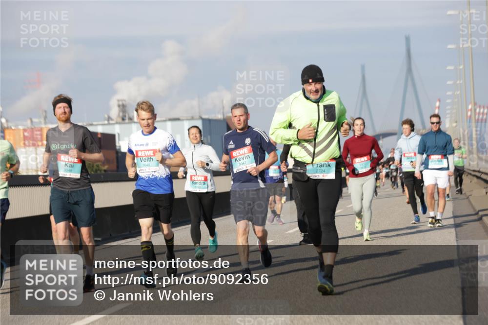 03.10.2025 - Köhlbrandbrückenlauf Jannik Wohlers http://msf.ph/oto/9092356 03.10.2025 09:59:55 Position 3 3048, 3049, 3063, 3047, 2724, 0 meine-sportfotos.de