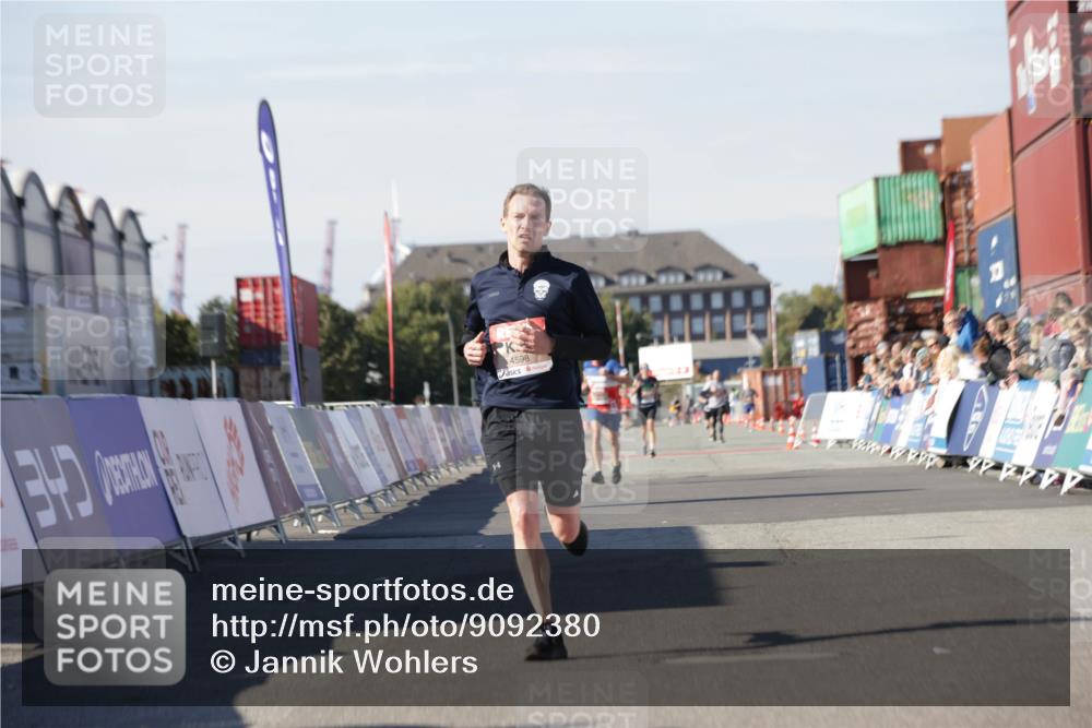 03.10.2025 - Köhlbrandbrückenlauf Jannik Wohlers http://msf.ph/oto/9092380 03.10.2025 12:54:16 Ziel 4598 meine-sportfotos.de