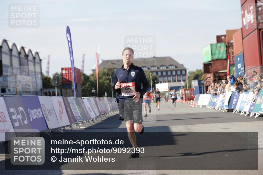 03.10.2025 - Köhlbrandbrückenlauf Jannik Wohlers http://msf.ph/oto/9092393 03.10.2025 12:54:16 Ziel 4598 meine-sportfotos.de