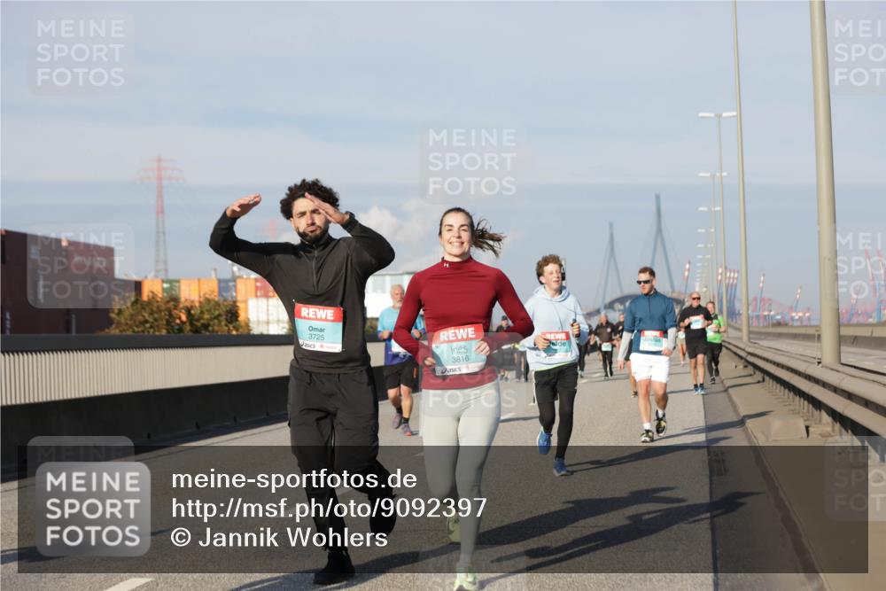 03.10.2025 - Köhlbrandbrückenlauf Jannik Wohlers http://msf.ph/oto/9092397 03.10.2025 10:00:01 Position 3 3725, 3816 meine-sportfotos.de