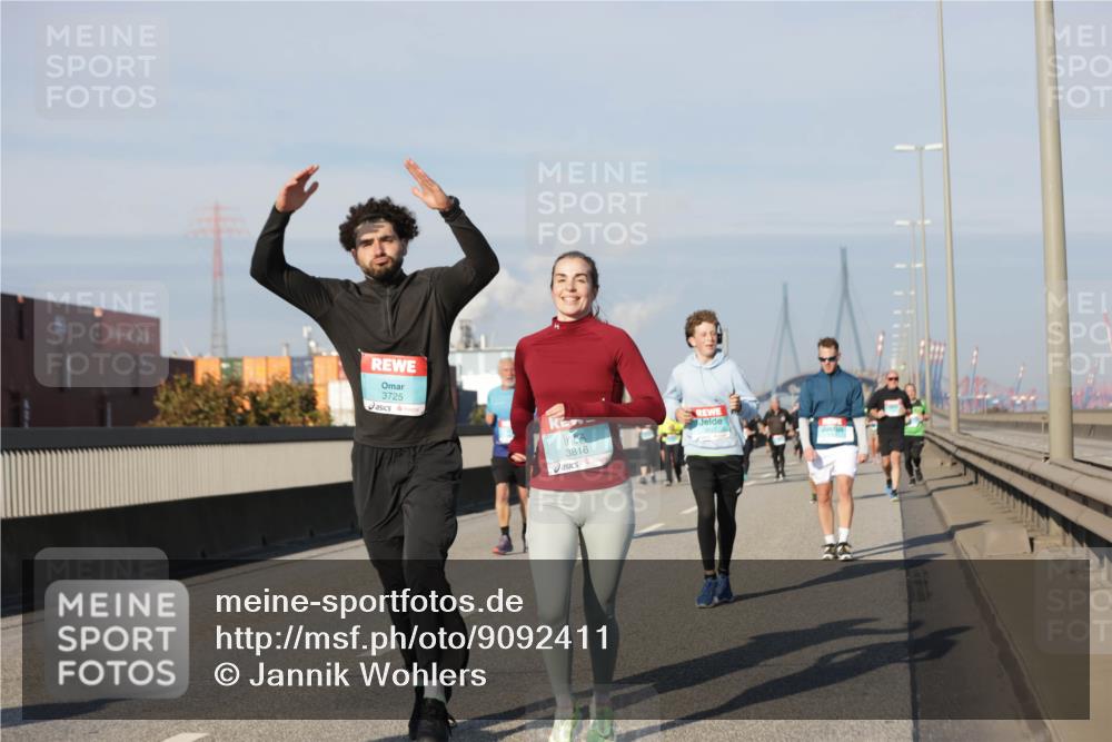 03.10.2025 - Köhlbrandbrückenlauf Jannik Wohlers http://msf.ph/oto/9092411 03.10.2025 10:00:01 Position 3 3725, 3816 meine-sportfotos.de