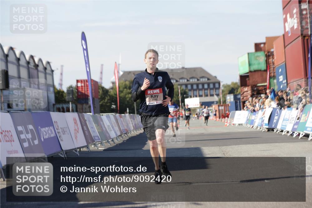 03.10.2025 - Köhlbrandbrückenlauf Jannik Wohlers http://msf.ph/oto/9092420 03.10.2025 12:54:16 Ziel 4598 meine-sportfotos.de