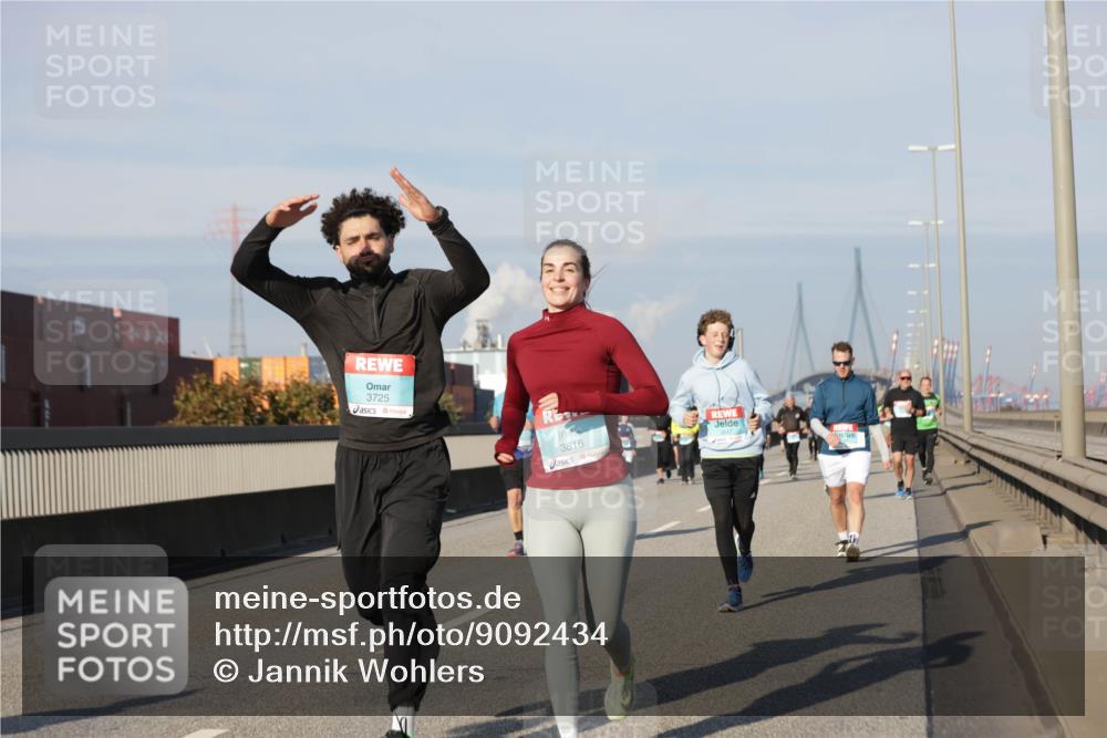 03.10.2025 - Köhlbrandbrückenlauf Jannik Wohlers http://msf.ph/oto/9092434 03.10.2025 10:00:01 Position 3 3725, 3816 meine-sportfotos.de