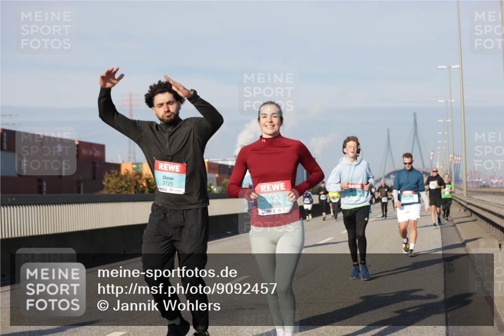 03.10.2025 - Köhlbrandbrückenlauf Jannik Wohlers http://msf.ph/oto/9092457 03.10.2025 10:00:01 Position 3 3725, 3816 meine-sportfotos.de