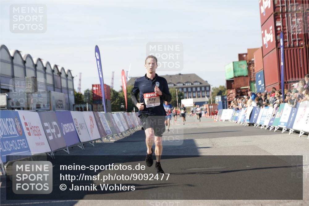 03.10.2025 - Köhlbrandbrückenlauf Jannik Wohlers http://msf.ph/oto/9092477 03.10.2025 12:54:16 Ziel 4598 meine-sportfotos.de