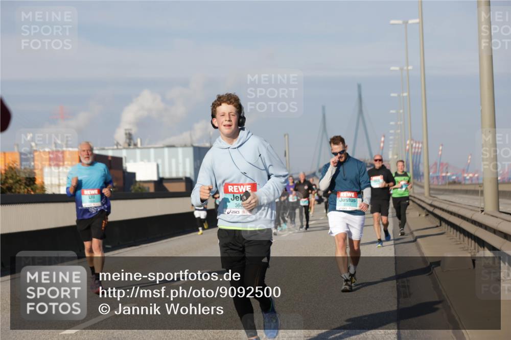 03.10.2025 - Köhlbrandbrückenlauf Jannik Wohlers http://msf.ph/oto/9092500 03.10.2025 10:00:02 Position 3 364, 3180 meine-sportfotos.de