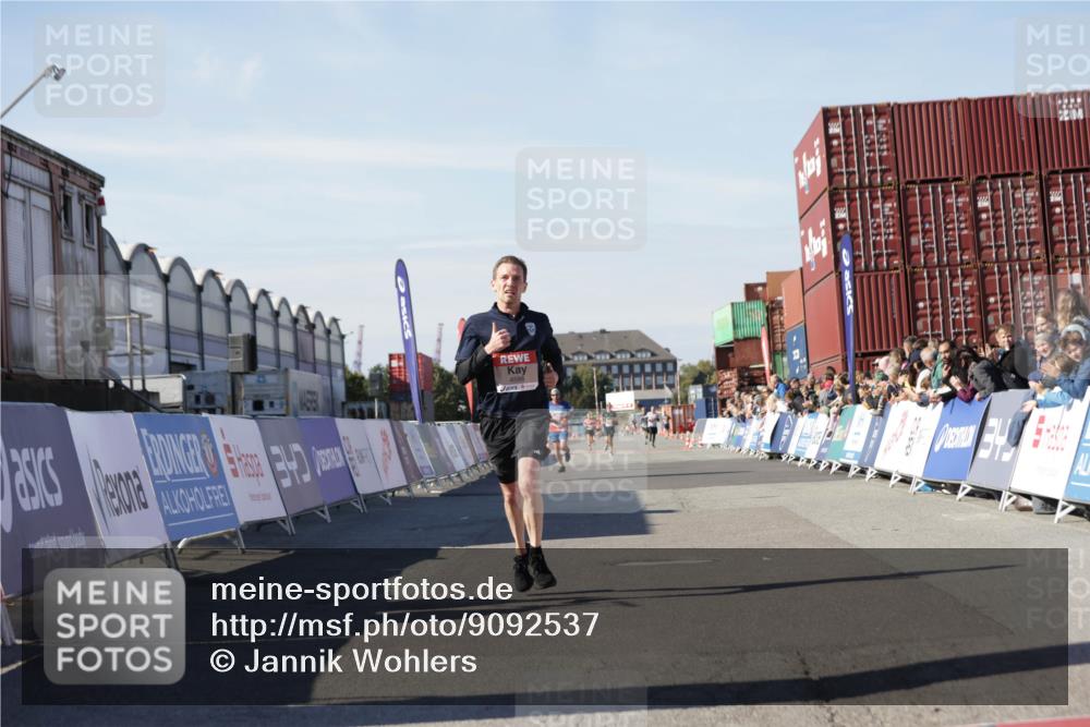 03.10.2025 - Köhlbrandbrückenlauf Jannik Wohlers http://msf.ph/oto/9092537 03.10.2025 12:54:17 Ziel 4598 meine-sportfotos.de