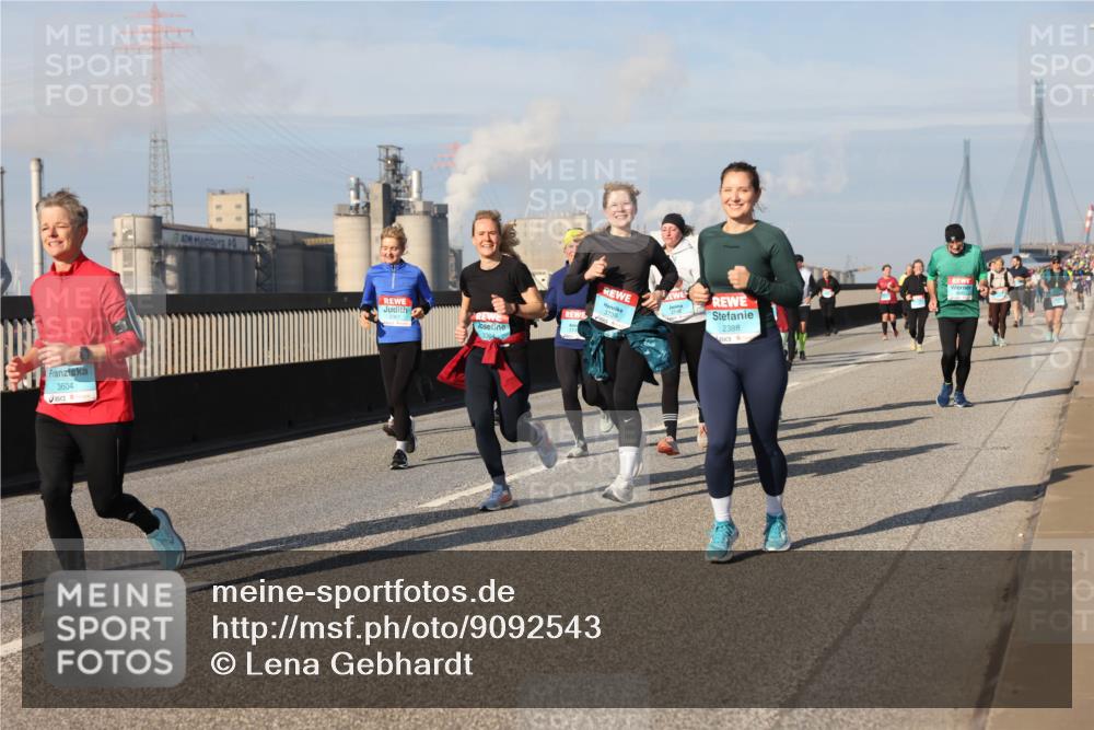03.10.2025 - Köhlbrandbrückenlauf Lena Gebhardt http://msf.ph/oto/9092543 03.10.2025 10:08:23 Position 2 3604, 3739, 2388 meine-sportfotos.de