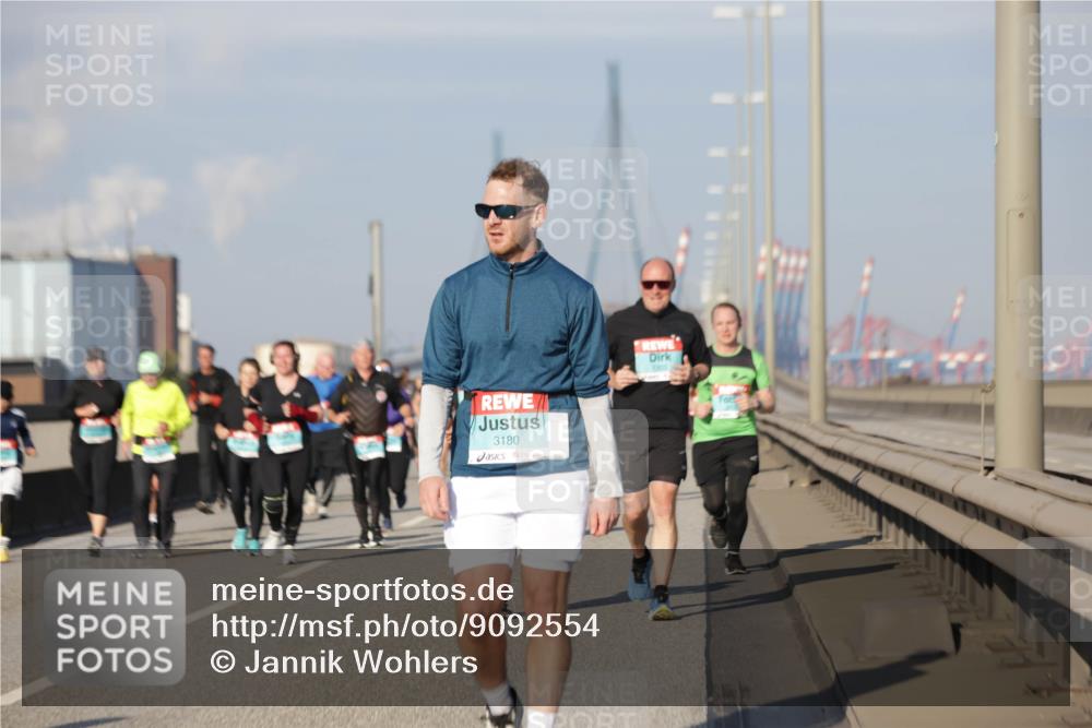 03.10.2025 - Köhlbrandbrückenlauf Jannik Wohlers http://msf.ph/oto/9092554 03.10.2025 10:00:04 Position 3 3180, 1303 meine-sportfotos.de