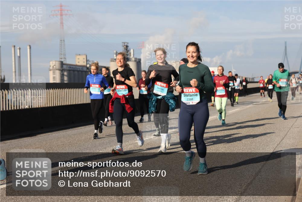 03.10.2025 - Köhlbrandbrückenlauf Lena Gebhardt http://msf.ph/oto/9092570 03.10.2025 10:08:24 Position 2 3739, 2388 meine-sportfotos.de