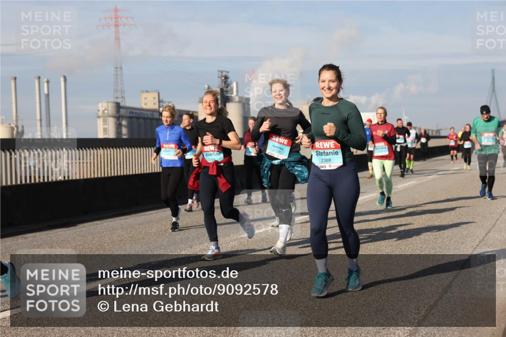 03.10.2025 - Köhlbrandbrückenlauf Lena Gebhardt http://msf.ph/oto/9092578 03.10.2025 10:08:24 Position 2 3364, 3739, 2388 meine-sportfotos.de