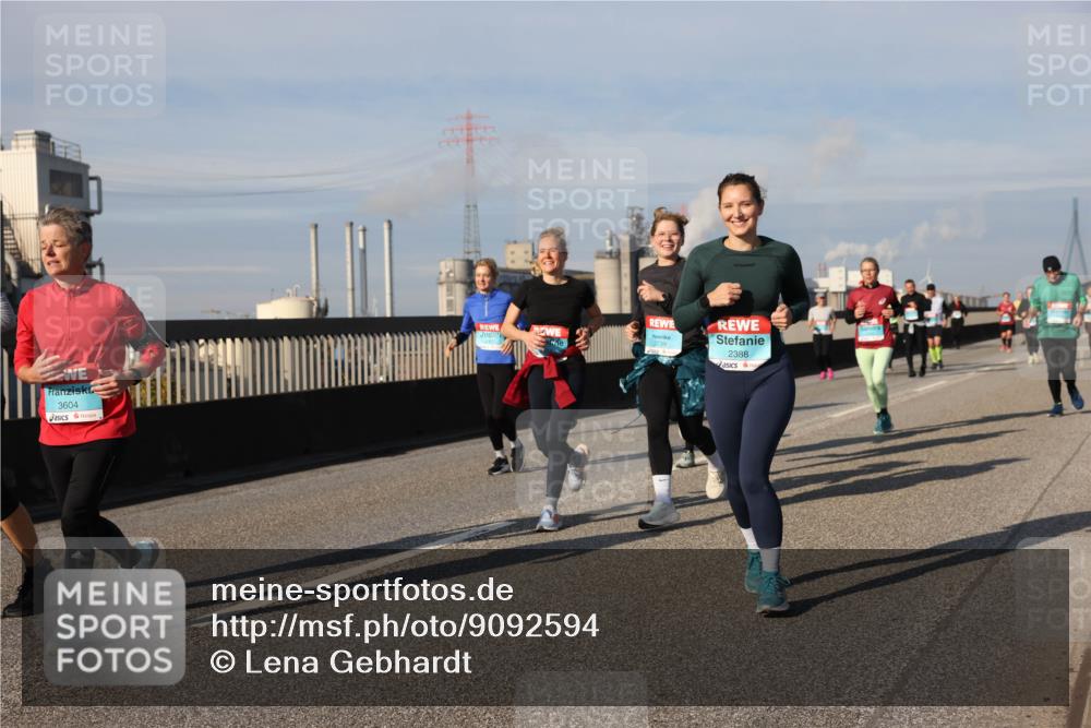 03.10.2025 - Köhlbrandbrückenlauf Lena Gebhardt http://msf.ph/oto/9092594 03.10.2025 10:08:24 Position 2 3604, 3739, 2388 meine-sportfotos.de