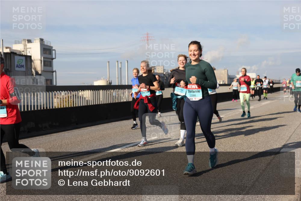 03.10.2025 - Köhlbrandbrückenlauf Lena Gebhardt http://msf.ph/oto/9092601 03.10.2025 10:08:25 Position 2 2388 meine-sportfotos.de
