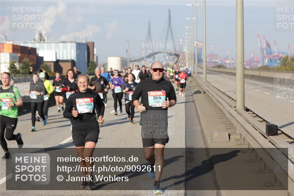 03.10.2025 - Köhlbrandbrückenlauf Jannik Wohlers http://msf.ph/oto/9092611 03.10.2025 10:00:08 Position 3 1304, 1303 meine-sportfotos.de