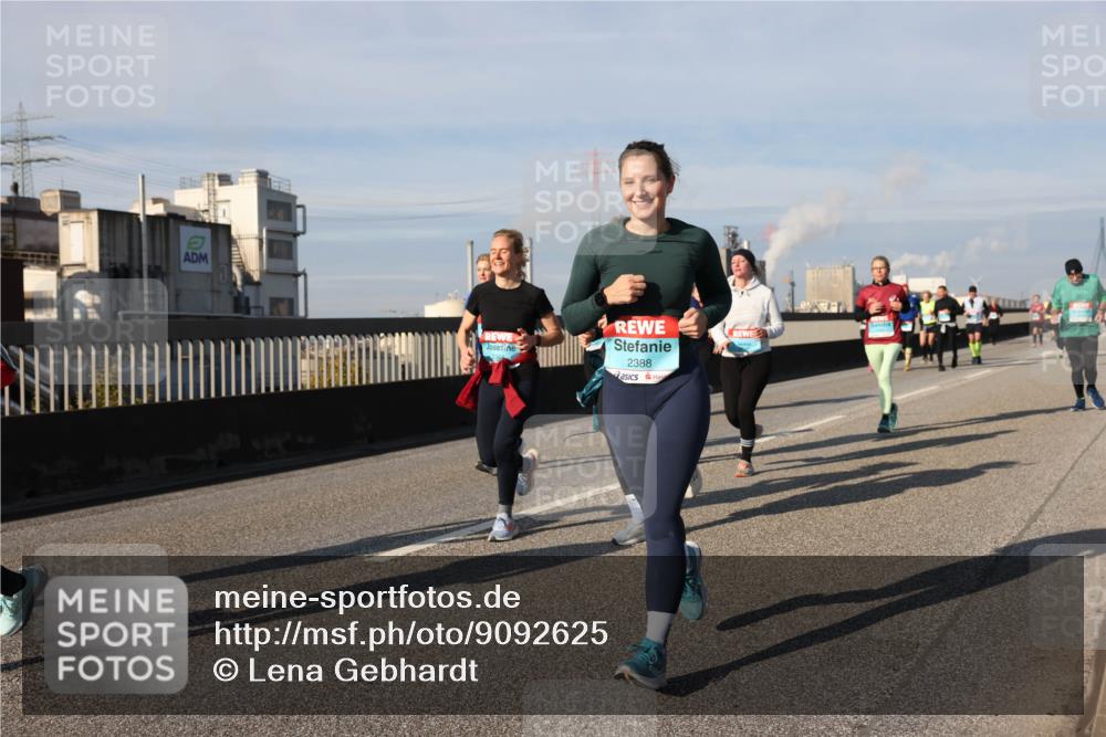 03.10.2025 - Köhlbrandbrückenlauf Lena Gebhardt http://msf.ph/oto/9092625 03.10.2025 10:08:25 Position 2 2388 meine-sportfotos.de