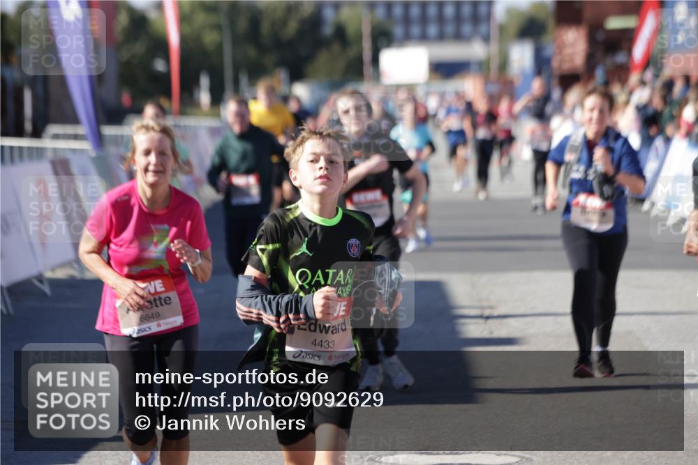 03.10.2025 - Köhlbrandbrückenlauf Jannik Wohlers http://msf.ph/oto/9092629 03.10.2025 13:20:03 Ziel 4433, 4721, 5037, 5175, 5328, 5456, 5481, 5656, 5657, 5658, 5841, 6068, 6414, 6567, 6568, 6589, 6649, 6663 meine-sportfotos.de