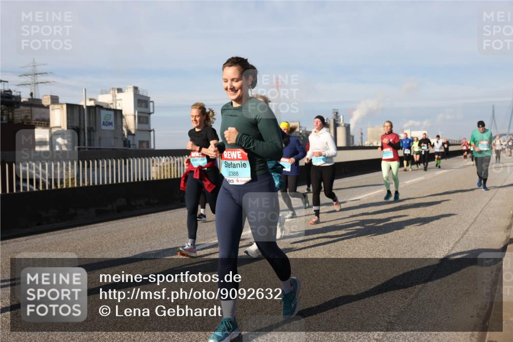 03.10.2025 - Köhlbrandbrückenlauf Lena Gebhardt http://msf.ph/oto/9092632 03.10.2025 10:08:25 Position 2 2388 meine-sportfotos.de