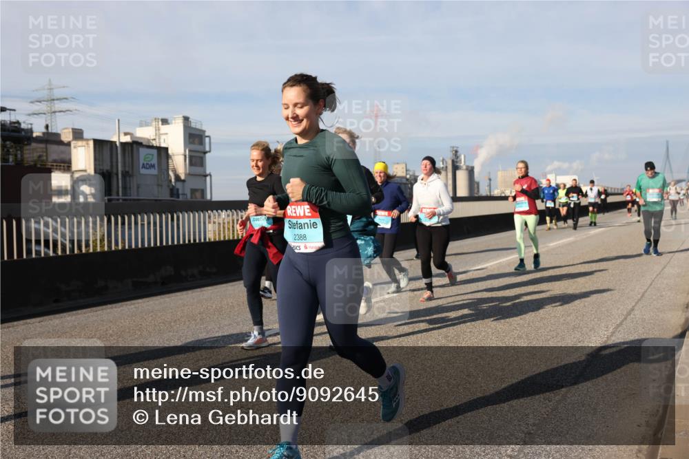 03.10.2025 - Köhlbrandbrückenlauf Lena Gebhardt http://msf.ph/oto/9092645 03.10.2025 10:08:25 Position 2 2388 meine-sportfotos.de