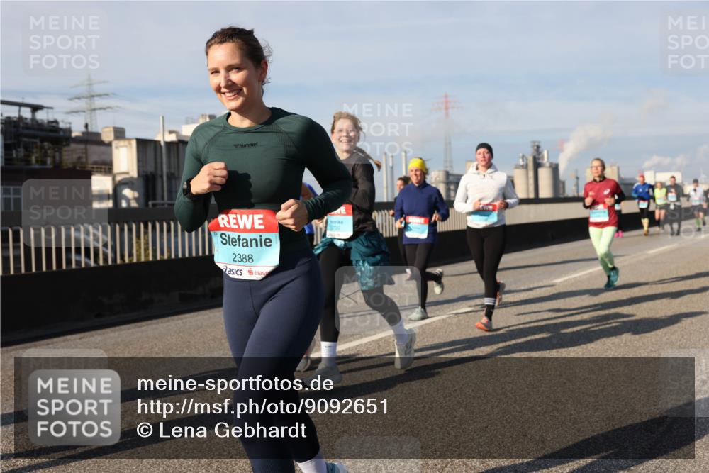 03.10.2025 - Köhlbrandbrückenlauf Lena Gebhardt http://msf.ph/oto/9092651 03.10.2025 10:08:26 Position 2 2388 meine-sportfotos.de