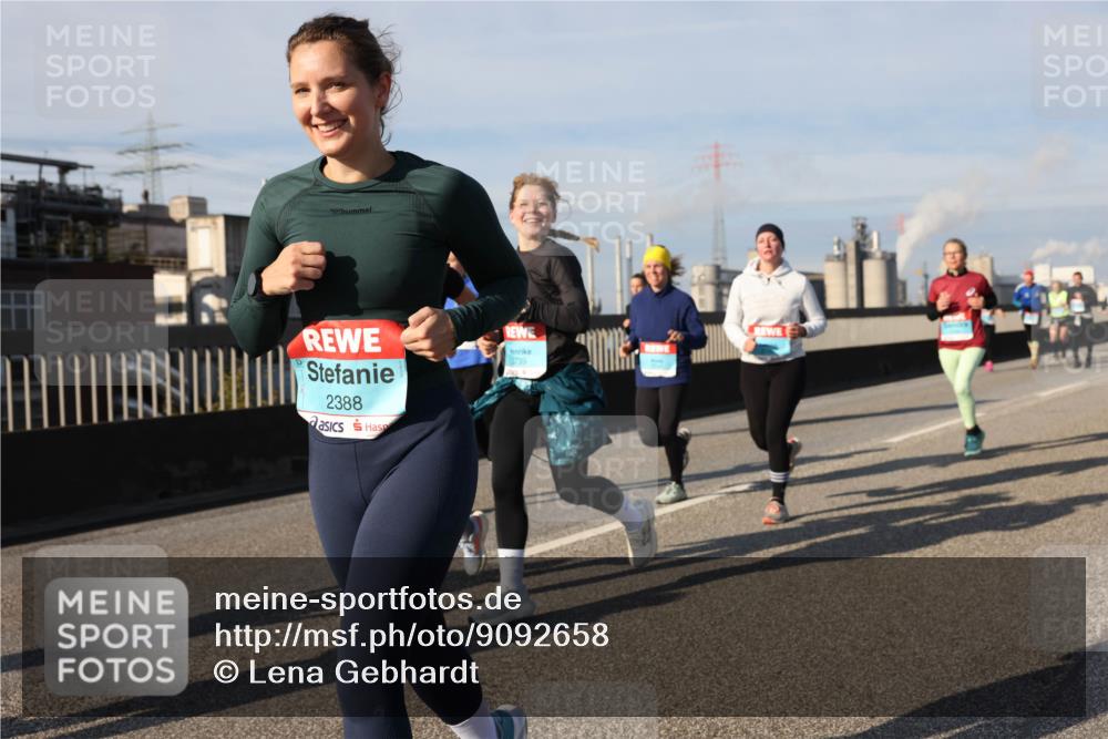 03.10.2025 - Köhlbrandbrückenlauf Lena Gebhardt http://msf.ph/oto/9092658 03.10.2025 10:08:26 Position 2 2388, 3739 meine-sportfotos.de