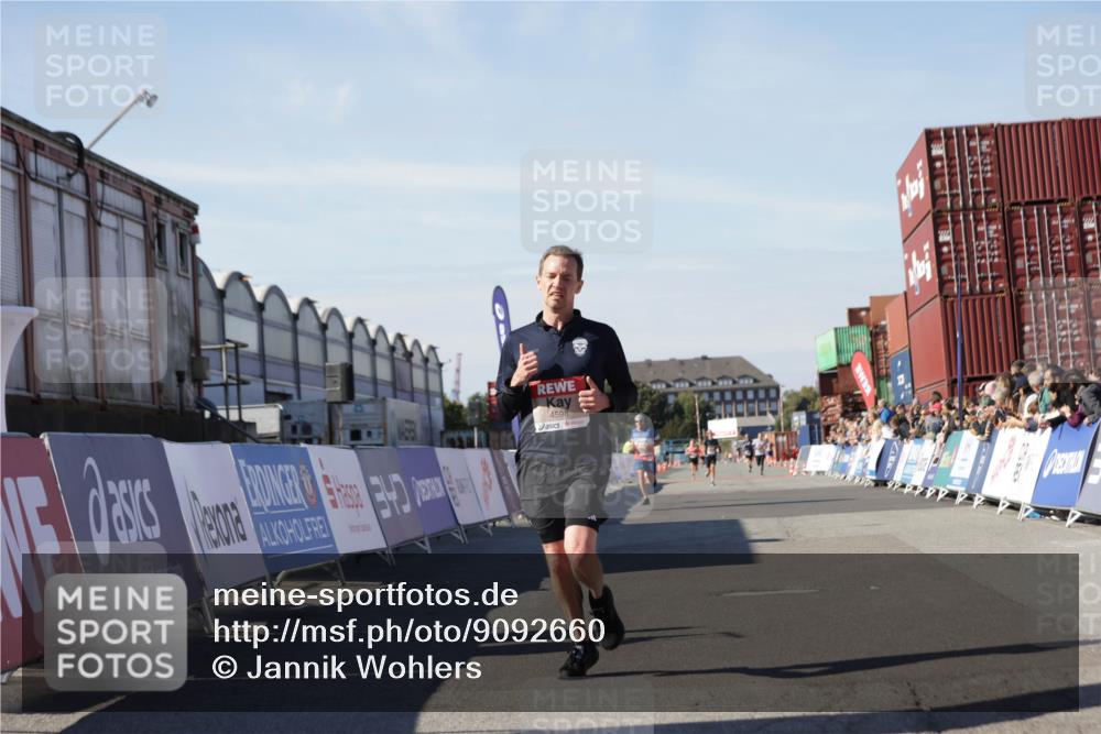 03.10.2025 - Köhlbrandbrückenlauf Jannik Wohlers http://msf.ph/oto/9092660 03.10.2025 12:54:17 Ziel 4598 meine-sportfotos.de