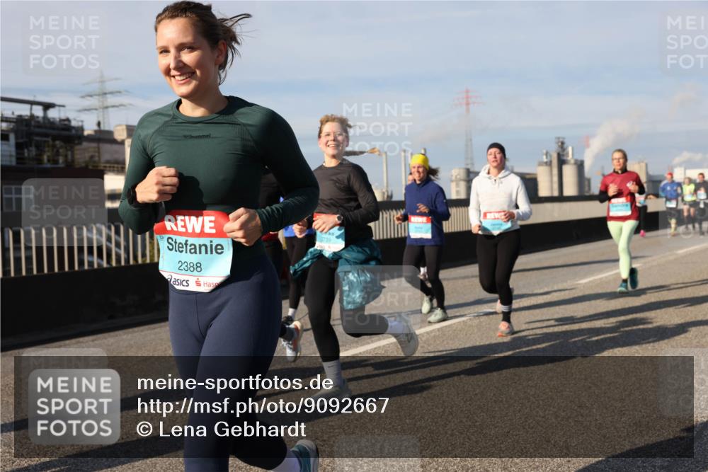 03.10.2025 - Köhlbrandbrückenlauf Lena Gebhardt http://msf.ph/oto/9092667 03.10.2025 10:08:26 Position 2 2388, 3739 meine-sportfotos.de
