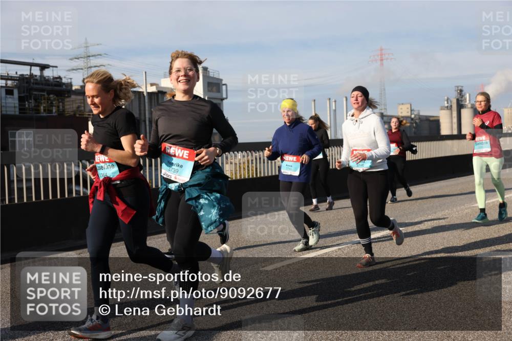 03.10.2025 - Köhlbrandbrückenlauf Lena Gebhardt http://msf.ph/oto/9092677 03.10.2025 10:08:26 Position 2 3364, 3739, 3746 meine-sportfotos.de