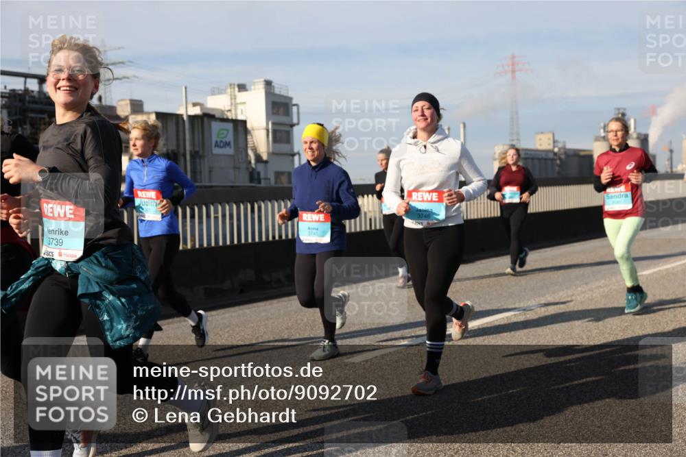 03.10.2025 - Köhlbrandbrückenlauf Lena Gebhardt http://msf.ph/oto/9092702 03.10.2025 10:08:26 Position 2 3739, 3745, 3746 meine-sportfotos.de
