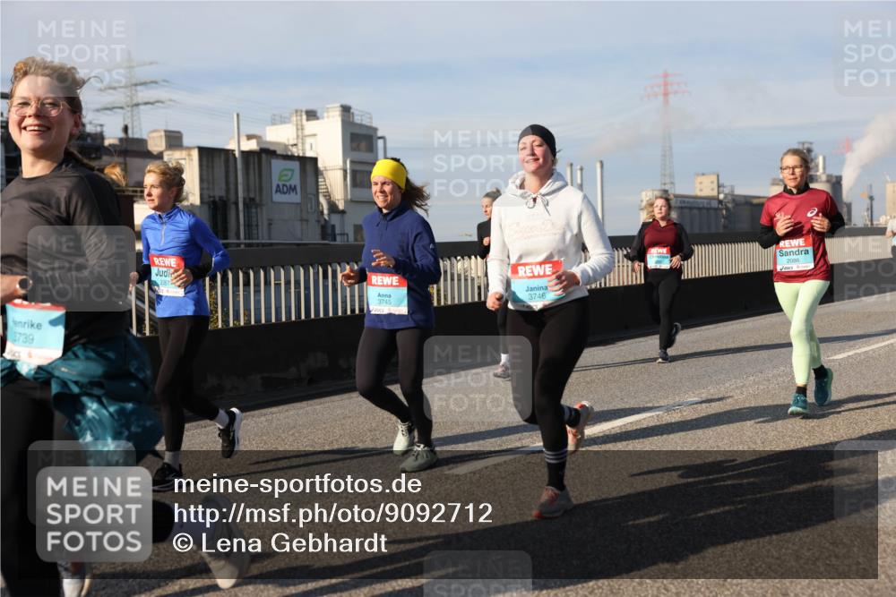 03.10.2025 - Köhlbrandbrückenlauf Lena Gebhardt http://msf.ph/oto/9092712 03.10.2025 10:08:27 Position 2 9739, 3745, 3746, 2086 meine-sportfotos.de