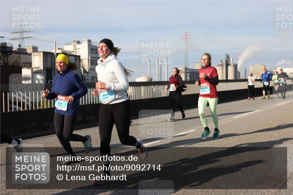 03.10.2025 - Köhlbrandbrückenlauf Lena Gebhardt http://msf.ph/oto/9092714 03.10.2025 10:08:27 Position 2 3745, 3746 meine-sportfotos.de