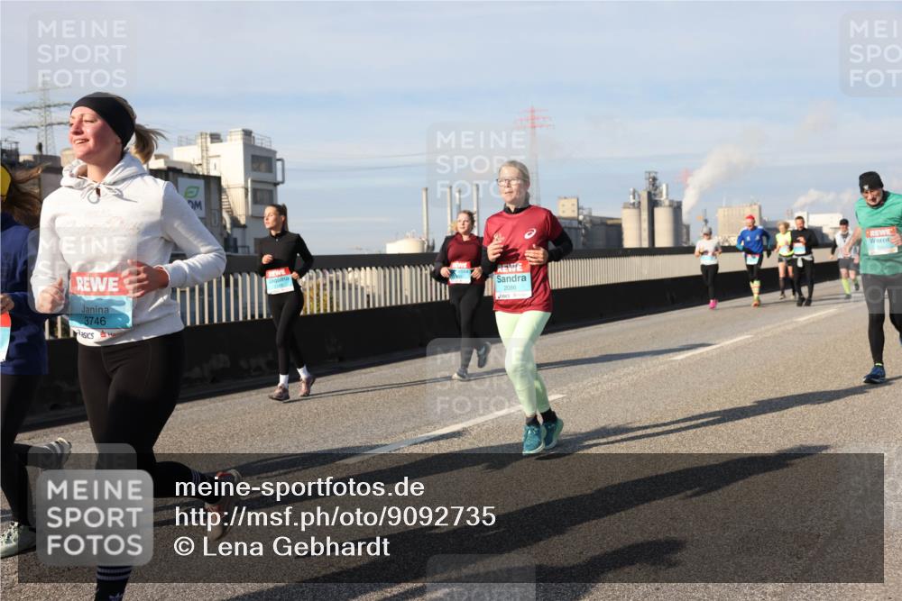 03.10.2025 - Köhlbrandbrückenlauf Lena Gebhardt http://msf.ph/oto/9092735 03.10.2025 10:08:27 Position 2 3746, 2086 meine-sportfotos.de