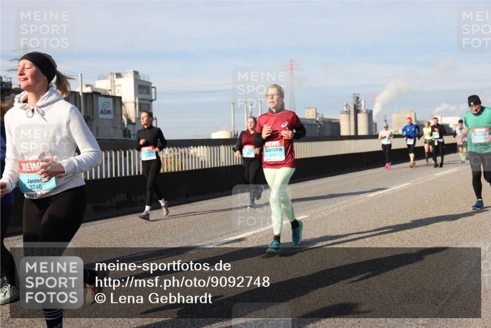 03.10.2025 - Köhlbrandbrückenlauf Lena Gebhardt http://msf.ph/oto/9092748 03.10.2025 10:08:27 Position 2 3746, 2086 meine-sportfotos.de