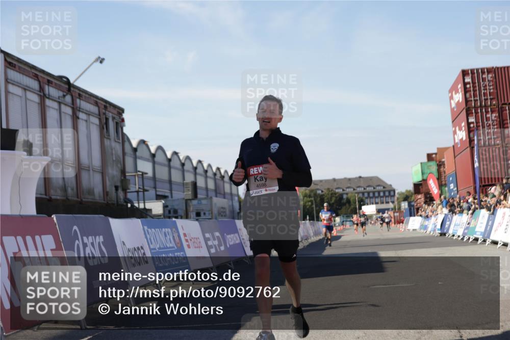 03.10.2025 - Köhlbrandbrückenlauf Jannik Wohlers http://msf.ph/oto/9092762 03.10.2025 12:54:18 Ziel 4598 meine-sportfotos.de