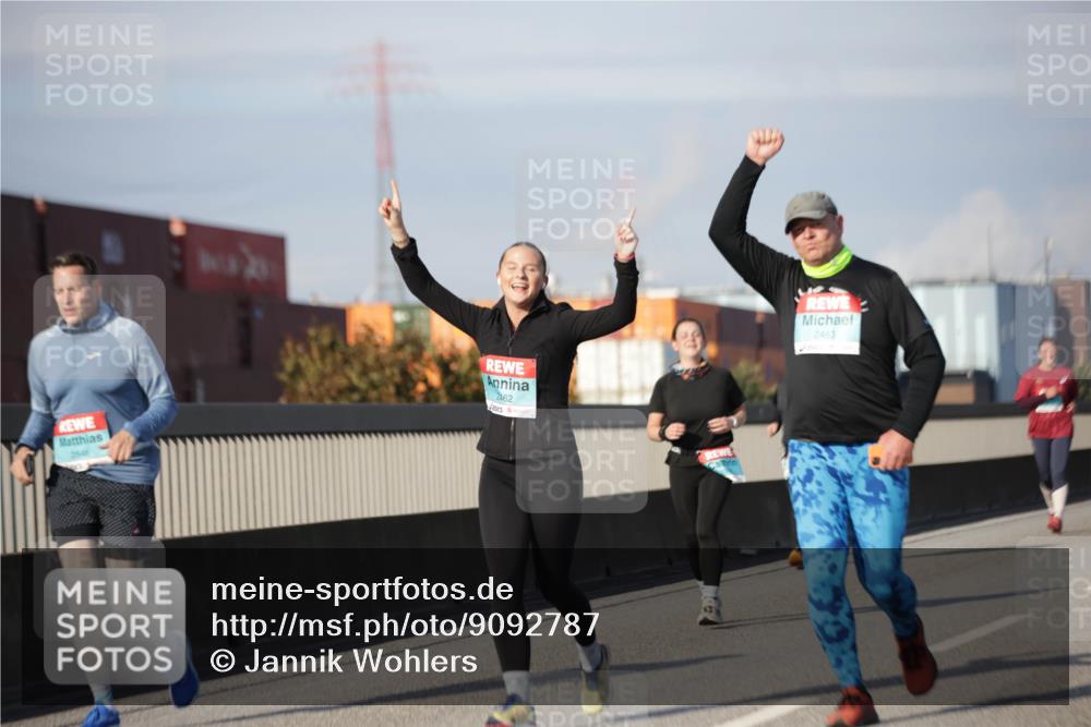 03.10.2025 - Köhlbrandbrückenlauf Jannik Wohlers http://msf.ph/oto/9092787 03.10.2025 10:11:53 Position 3 2462, 2463 meine-sportfotos.de