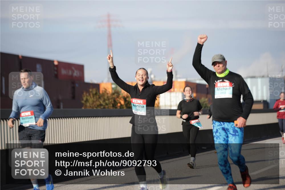 03.10.2025 - Köhlbrandbrückenlauf Jannik Wohlers http://msf.ph/oto/9092793 03.10.2025 10:11:53 Position 3 2462, 2463 meine-sportfotos.de
