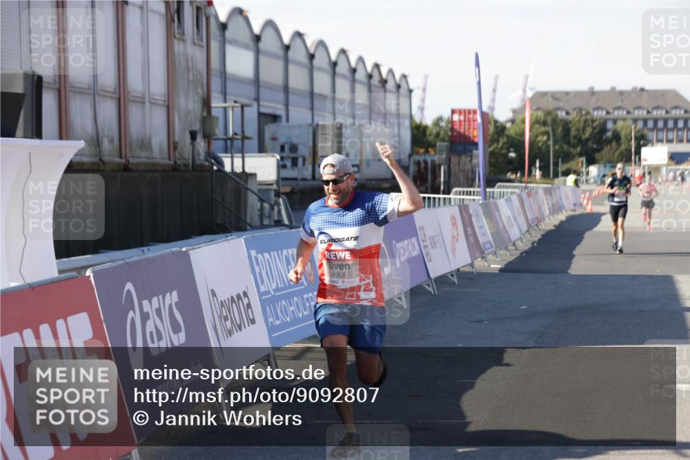 03.10.2025 - Köhlbrandbrückenlauf Jannik Wohlers http://msf.ph/oto/9092807 03.10.2025 12:54:25 Ziel 4023, 4598 meine-sportfotos.de