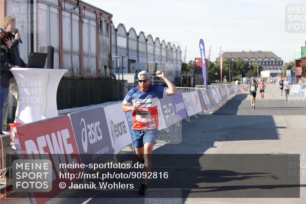 03.10.2025 - Köhlbrandbrückenlauf Jannik Wohlers http://msf.ph/oto/9092816 03.10.2025 12:54:25 Ziel 4023, 4598 meine-sportfotos.de