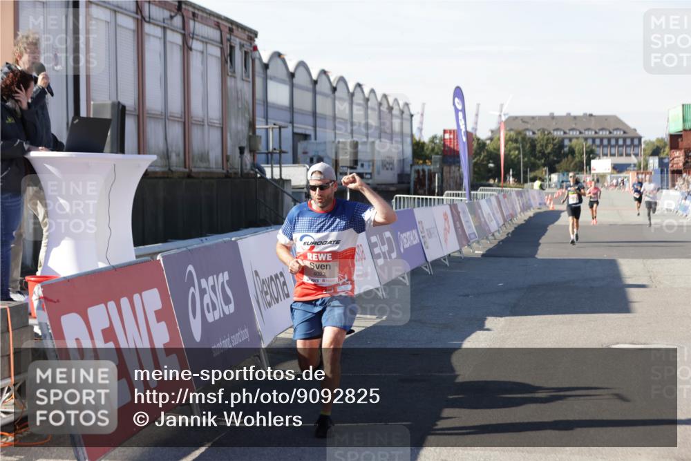 03.10.2025 - Köhlbrandbrückenlauf Jannik Wohlers http://msf.ph/oto/9092825 03.10.2025 12:54:25 Ziel 4023, 4598 meine-sportfotos.de