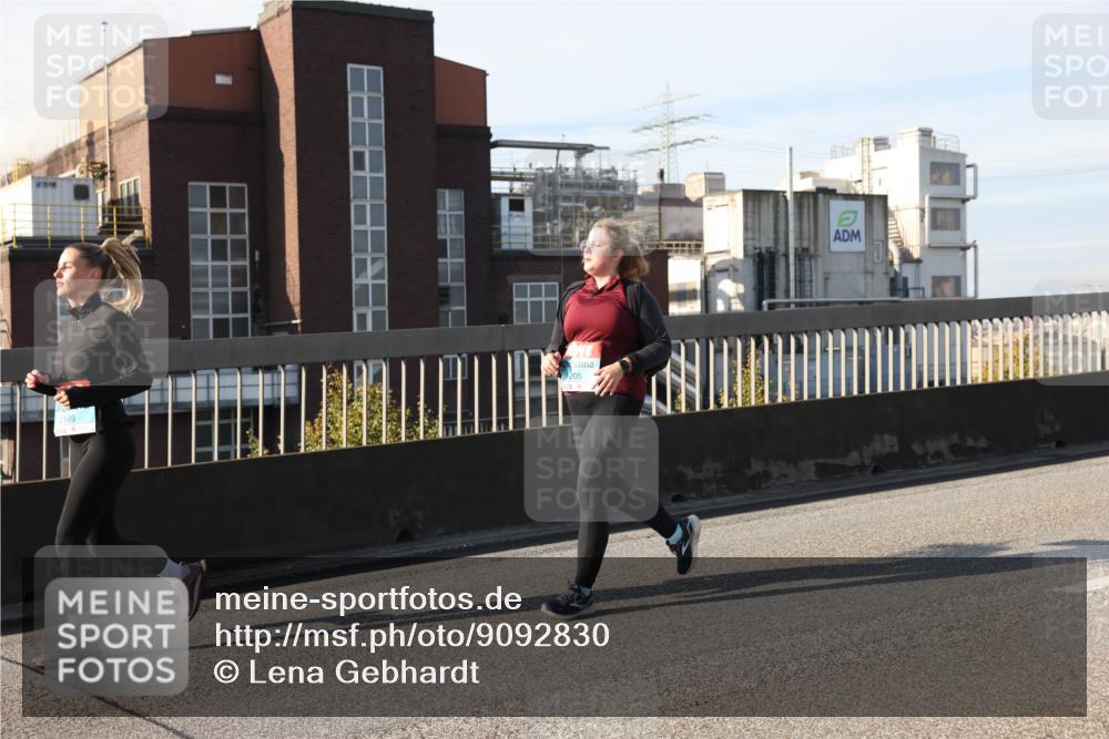 03.10.2025 - Köhlbrandbrückenlauf Lena Gebhardt http://msf.ph/oto/9092830 03.10.2025 10:08:29 Position 2 205, 149 meine-sportfotos.de