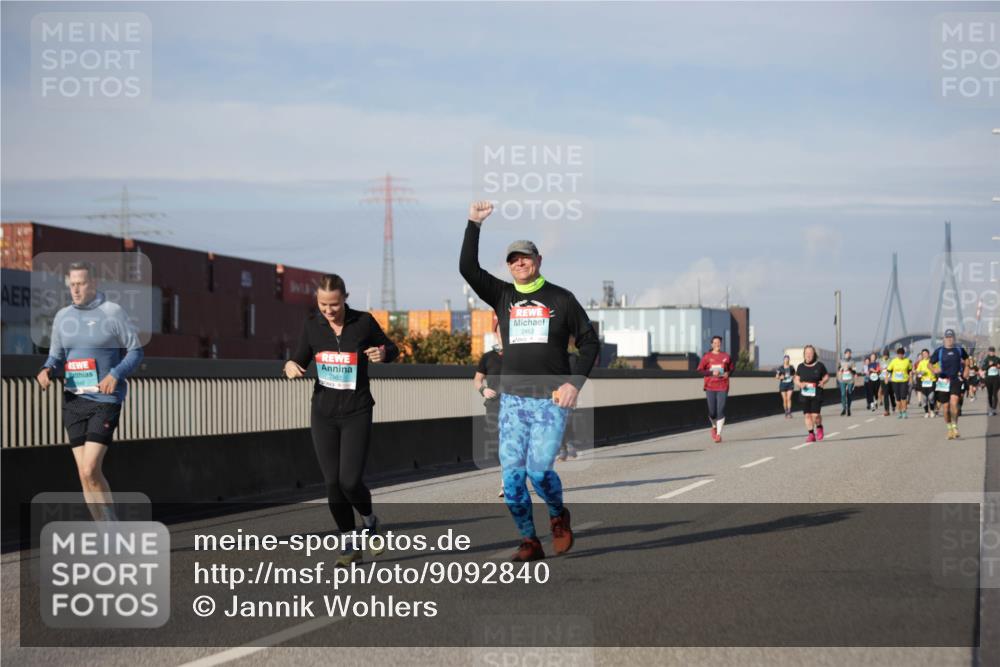 03.10.2025 - Köhlbrandbrückenlauf Jannik Wohlers http://msf.ph/oto/9092840 03.10.2025 10:11:54 Position 3 2463 meine-sportfotos.de