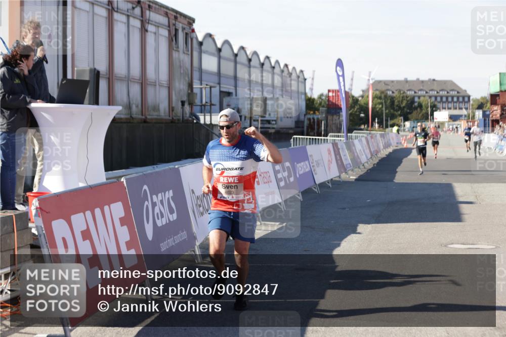 03.10.2025 - Köhlbrandbrückenlauf Jannik Wohlers http://msf.ph/oto/9092847 03.10.2025 12:54:26 Ziel 4023, 4060, 4598 meine-sportfotos.de