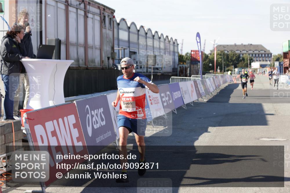 03.10.2025 - Köhlbrandbrückenlauf Jannik Wohlers http://msf.ph/oto/9092871 03.10.2025 12:54:26 Ziel 4023, 4060, 4598 meine-sportfotos.de