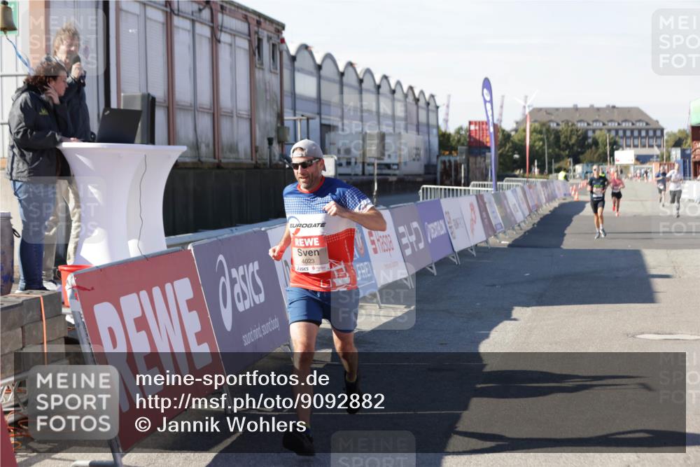 03.10.2025 - Köhlbrandbrückenlauf Jannik Wohlers http://msf.ph/oto/9092882 03.10.2025 12:54:26 Ziel 4023, 4060, 4598 meine-sportfotos.de