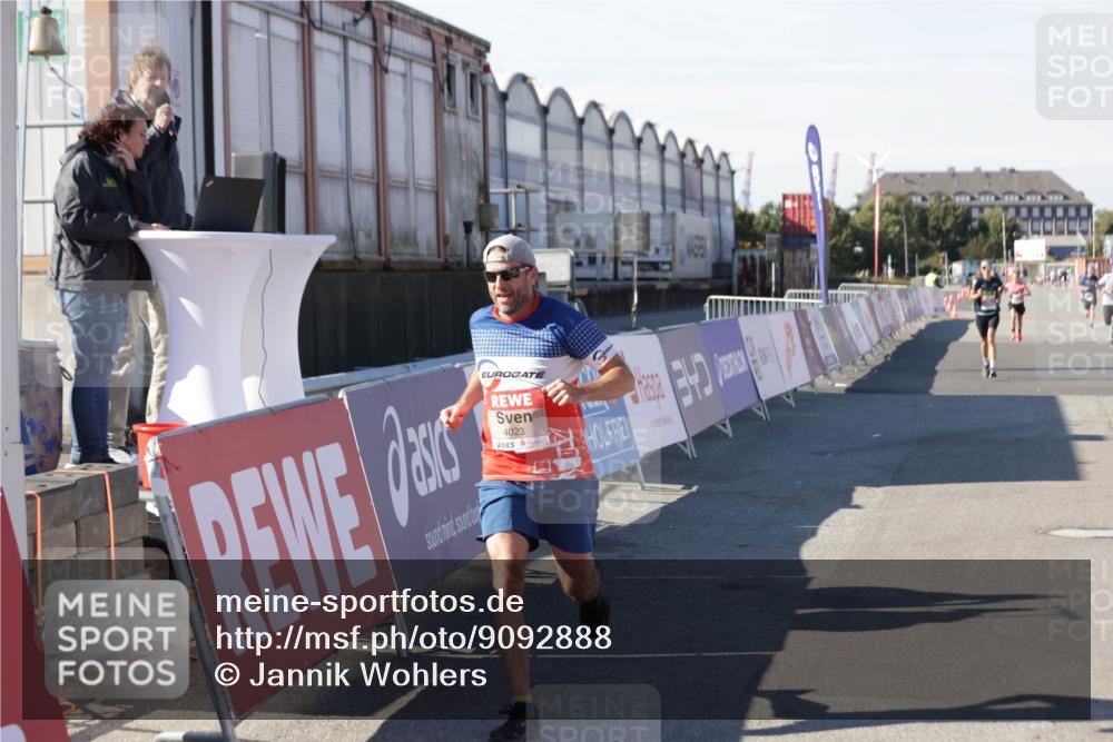 03.10.2025 - Köhlbrandbrückenlauf Jannik Wohlers http://msf.ph/oto/9092888 03.10.2025 12:54:26 Ziel 4023, 4060, 4598 meine-sportfotos.de