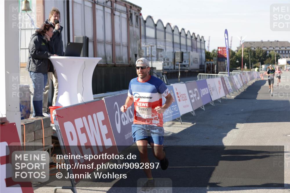 03.10.2025 - Köhlbrandbrückenlauf Jannik Wohlers http://msf.ph/oto/9092897 03.10.2025 12:54:26 Ziel 4023, 4060, 4598 meine-sportfotos.de
