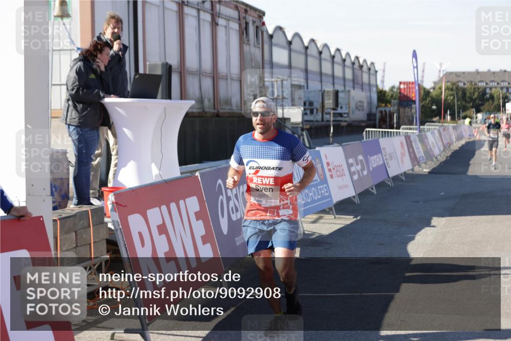 03.10.2025 - Köhlbrandbrückenlauf Jannik Wohlers http://msf.ph/oto/9092908 03.10.2025 12:54:26 Ziel 4023, 4060, 4598 meine-sportfotos.de