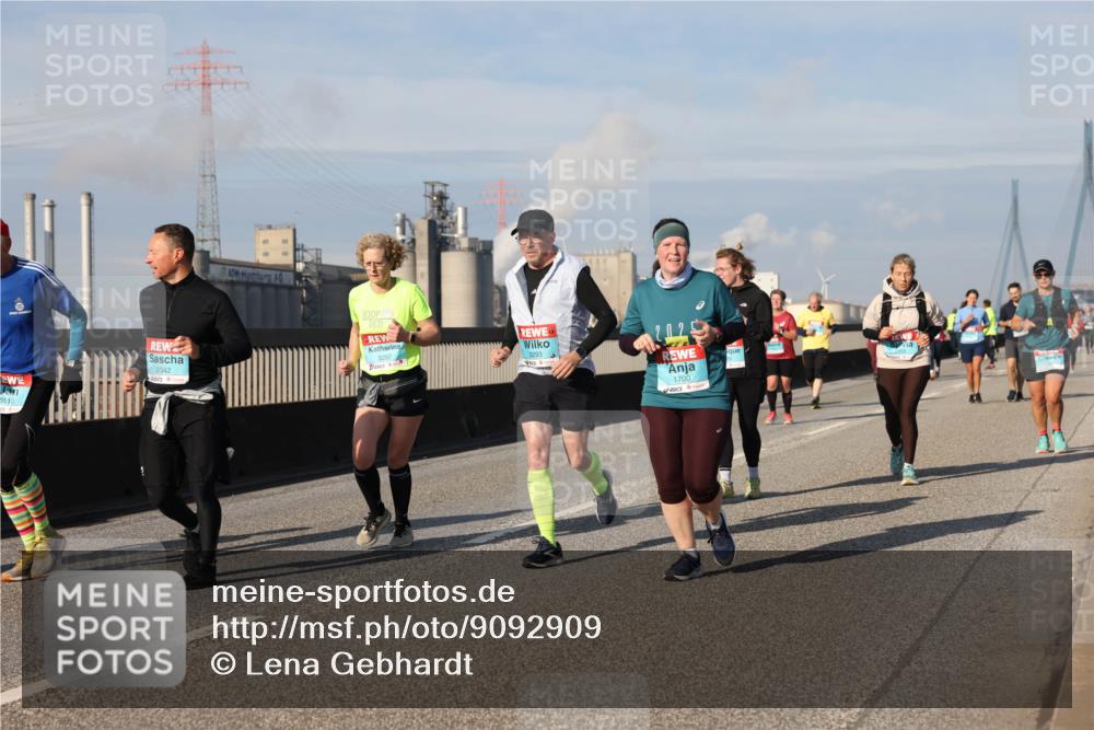 03.10.2025 - Köhlbrandbrückenlauf Lena Gebhardt http://msf.ph/oto/9092909 03.10.2025 10:08:32 Position 2 3510, 2342, 3292, 3293, 1700 meine-sportfotos.de